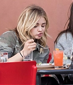Chloe-Moretz-having-lunch-with-a-friends--10-662x453.jpg