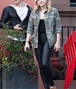 Chloe-Moretz-having-lunch-with-a-friends--11-662x993.jpg