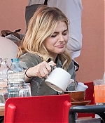 Chloe-Moretz-having-lunch-with-a-friends--13-662x776.jpg
