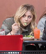 Chloe-Moretz-having-lunch-with-a-friends--18-662x453.jpg