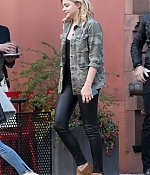 Chloe-Moretz-having-lunch-with-a-friends--23-662x932.jpg