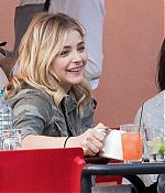Chloe-Moretz-having-lunch-with-a-friends--24-662x441.jpg