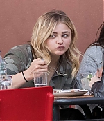 Chloe-Moretz-having-lunch-with-a-friends--26-662x500.jpg