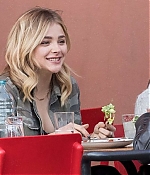 Chloe-Moretz-having-lunch-with-a-friends--30-662x453.jpg