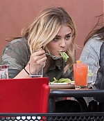 Chloe-Moretz-having-lunch-with-a-friends--31-662x453.jpg