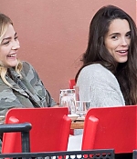Chloe-Moretz-having-lunch-with-a-friends--33-662x441.jpg