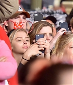 Chloe-Moretz-in-Shorts-at-Disneyland--10-662x599.jpg