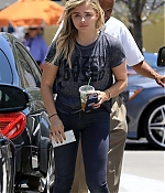 Chloe-Moretz-in-Tight-Jeans--11-662x920.jpg