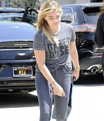 Chloe-Moretz-in-Tight-Jeans--12-662x829.jpg