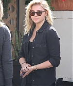 Chloe-Moretz-on-a-lunch-in-Beverly-Hills--05-662x993.jpg